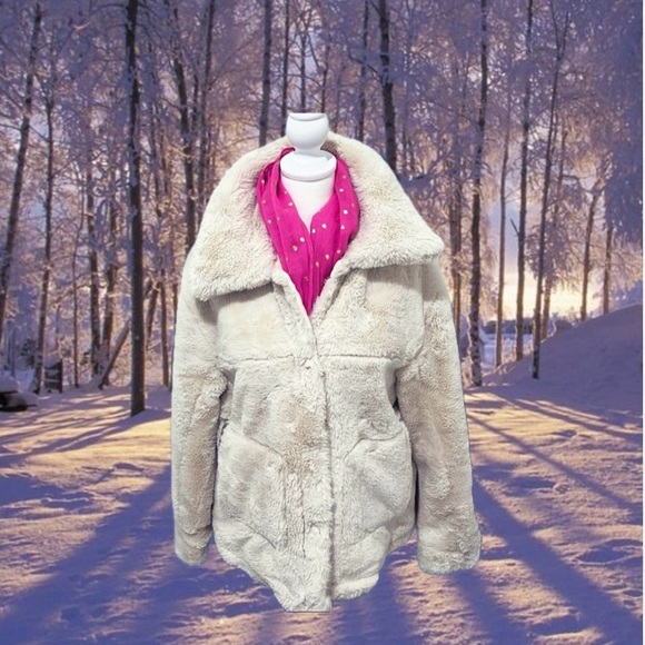 ✨Fashion Nova Faux Fur Jacket - Picture 1 of 17